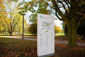 Infosäule am Campus Eine Infosäule mit Campusplan.