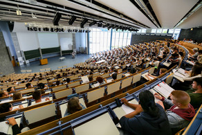 Audimax Studierende sitzen in einer Vorlesung im Audimax.