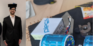 Jan Pötter mit Doktorhut Rechts im Bild ist eine Nahaufnahme mit schräger Sicht auf den Doktorhut. Der Hut ist um eine der Ecken mit Kupferdraht in Anlehnung einer Spule gewickelt. Eine Model eines Maschinenprüfstands bestehend aus einer Plecs-Box, Umrichter sowie zwei Elektromotoren und einer Klauenkupplung verzieren den Hut. Links davon befindet sich ein Bild von Jan Pötter im Anzug mit aufgesetztem Hut und freudigem Lächeln.