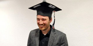 Thorsten mit Hut Thorsten Sezgin-Oeder nach seiner erfolgreich absolvierten Promotionsprüfung.