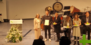 Dissertationspreis Thorsten Sezgin-Oeder Zu sehen ist Thorsten Sezgin-Oeder beim Erhalt der Urkunde wärend der Verleihung des Dissertationspreises.